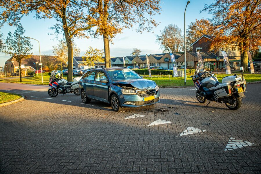 Auto’s beschadigd na botsing op kruising