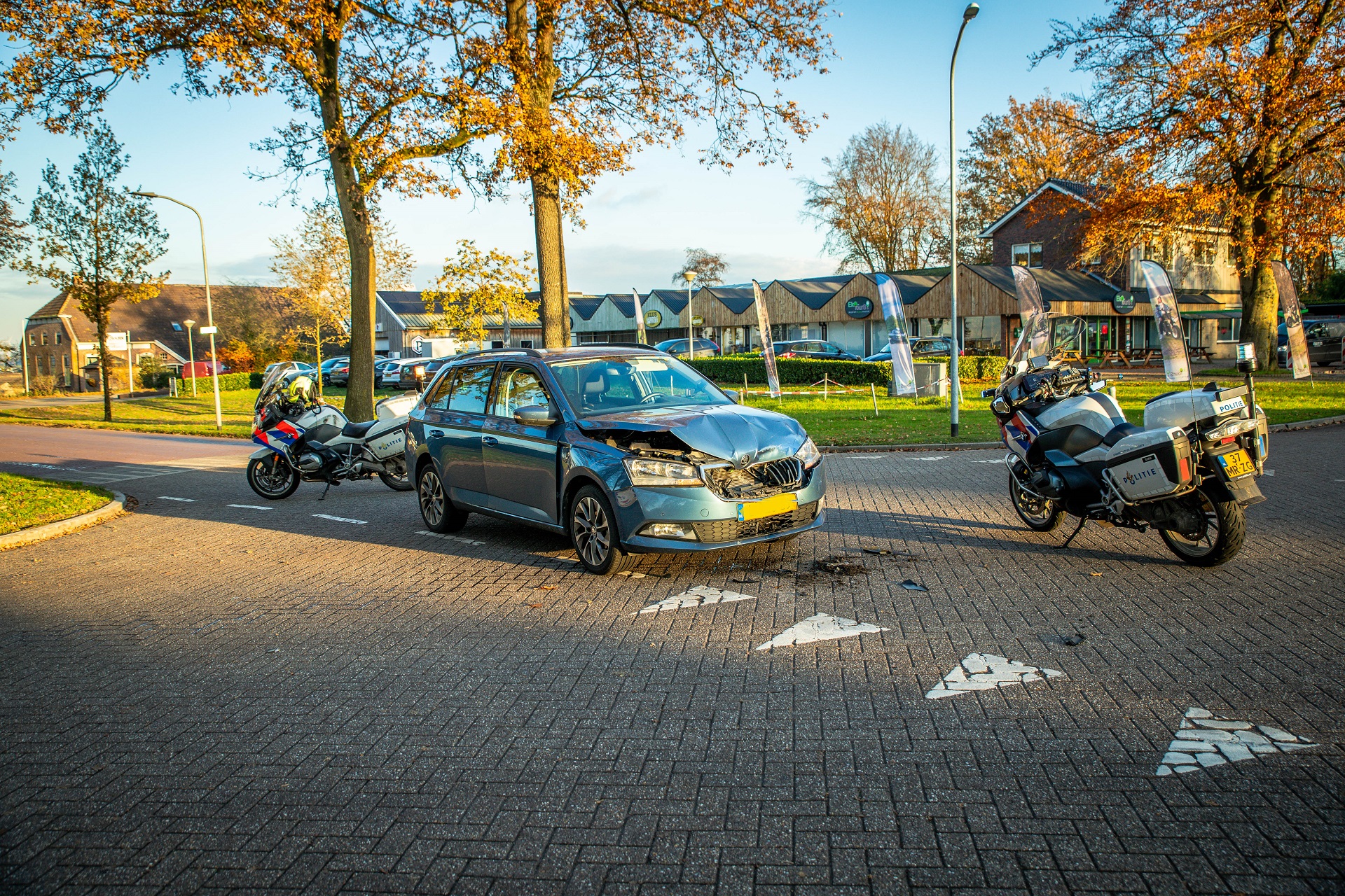 Auto’s beschadigd na botsing op kruising