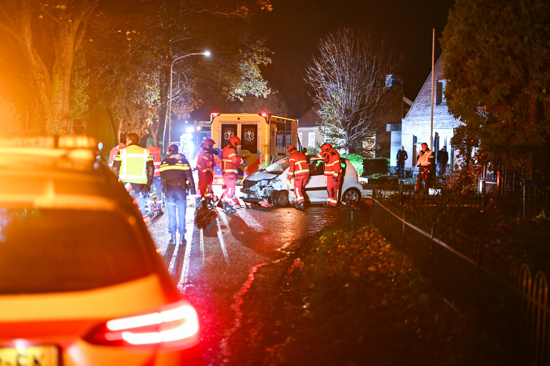 Auto botst tegen boom, brandweer knipt deur eruit