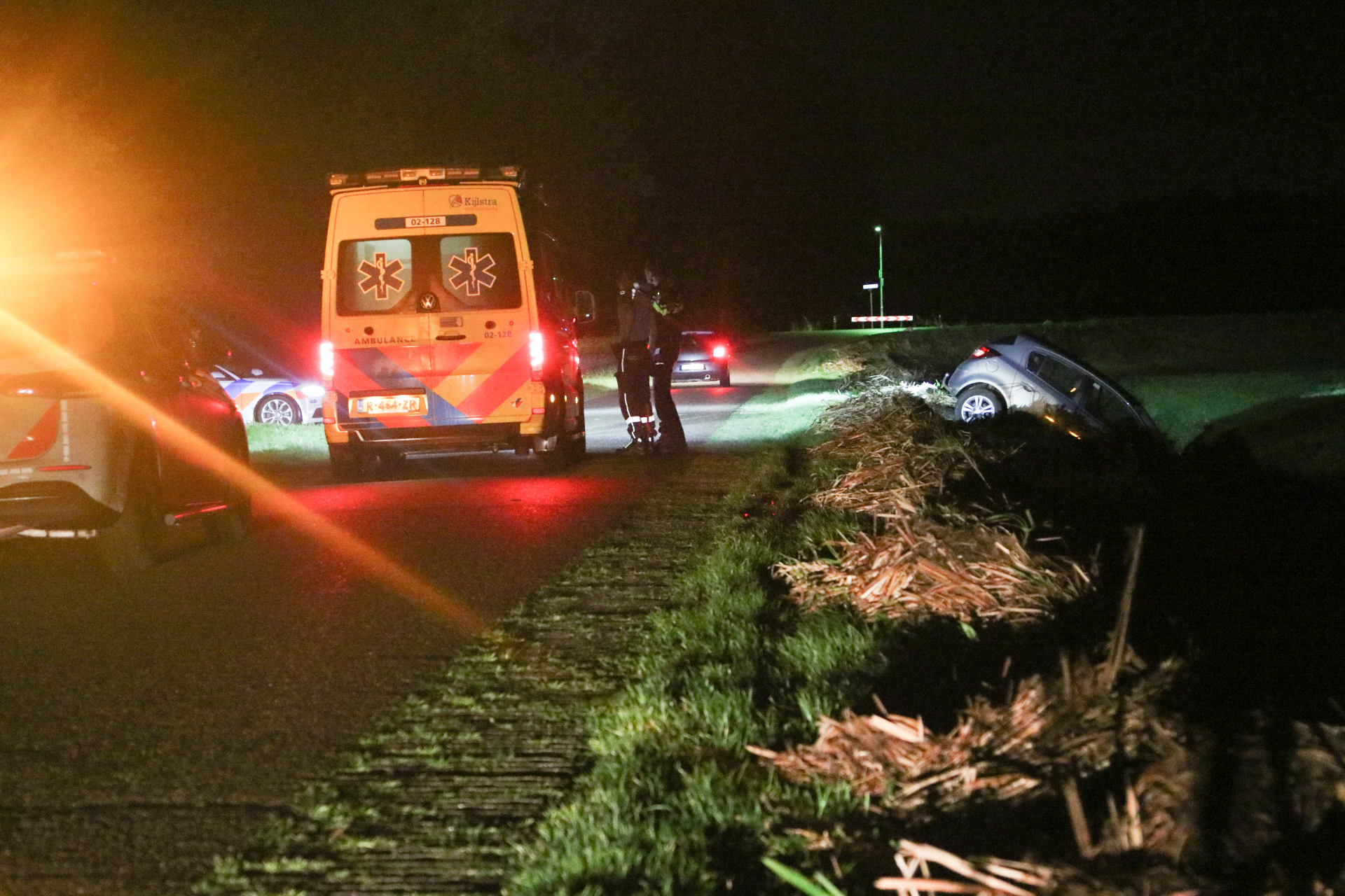 Automobiliste belandt in sloot en raakt lichtgewond