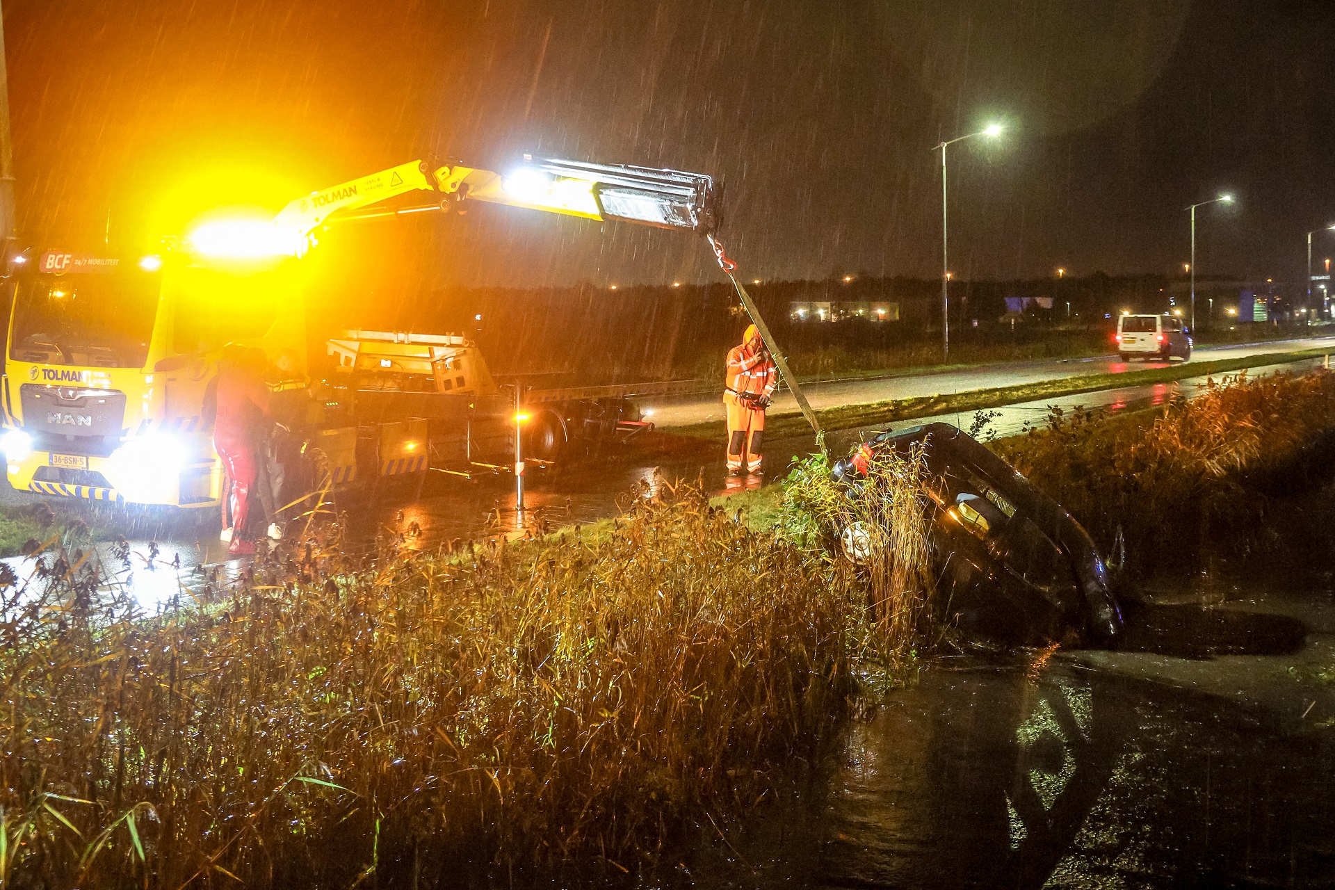 Auto raakt van weg en belandt in water