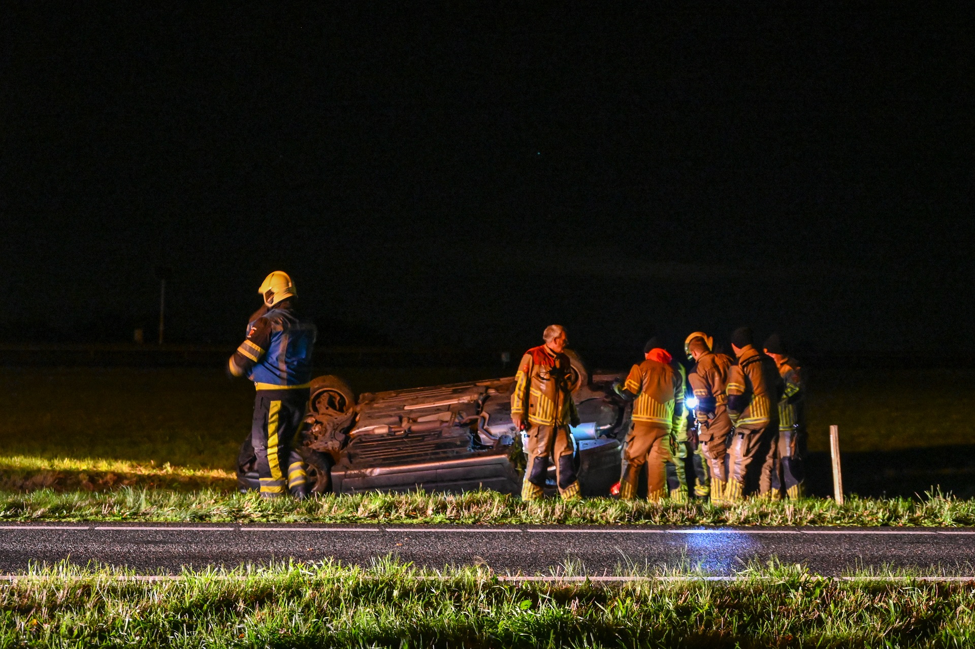 Auto raakt van de weg en vliegt over de kop