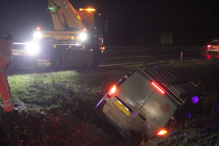 Bedrijfsbus belandt in greppel langs A28