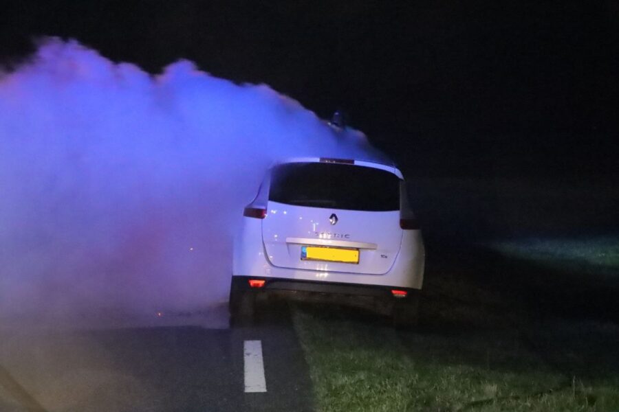 Auto vliegt in brand tijdens het rijden