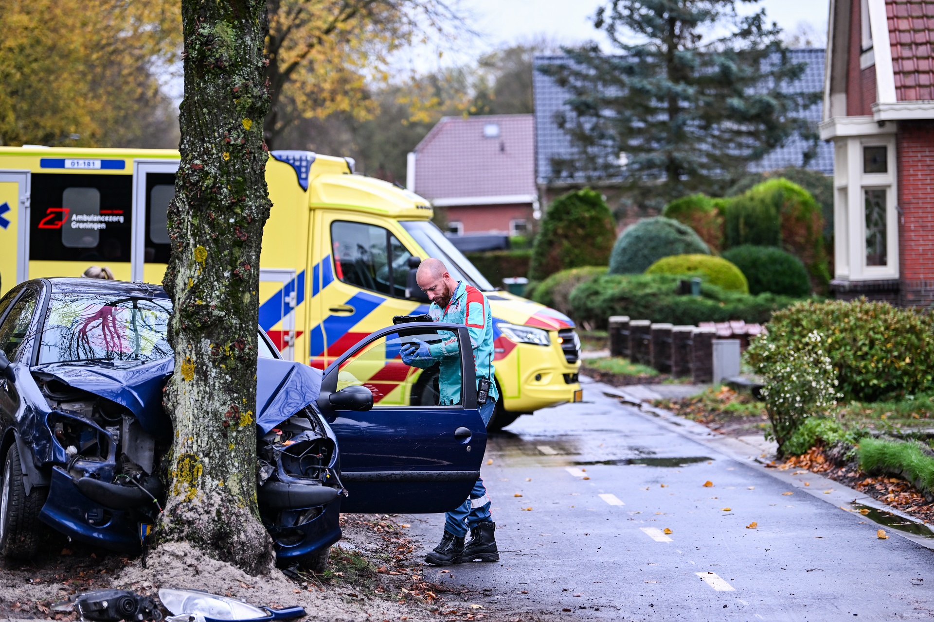 Auto tegen boom, bestuurder gewond