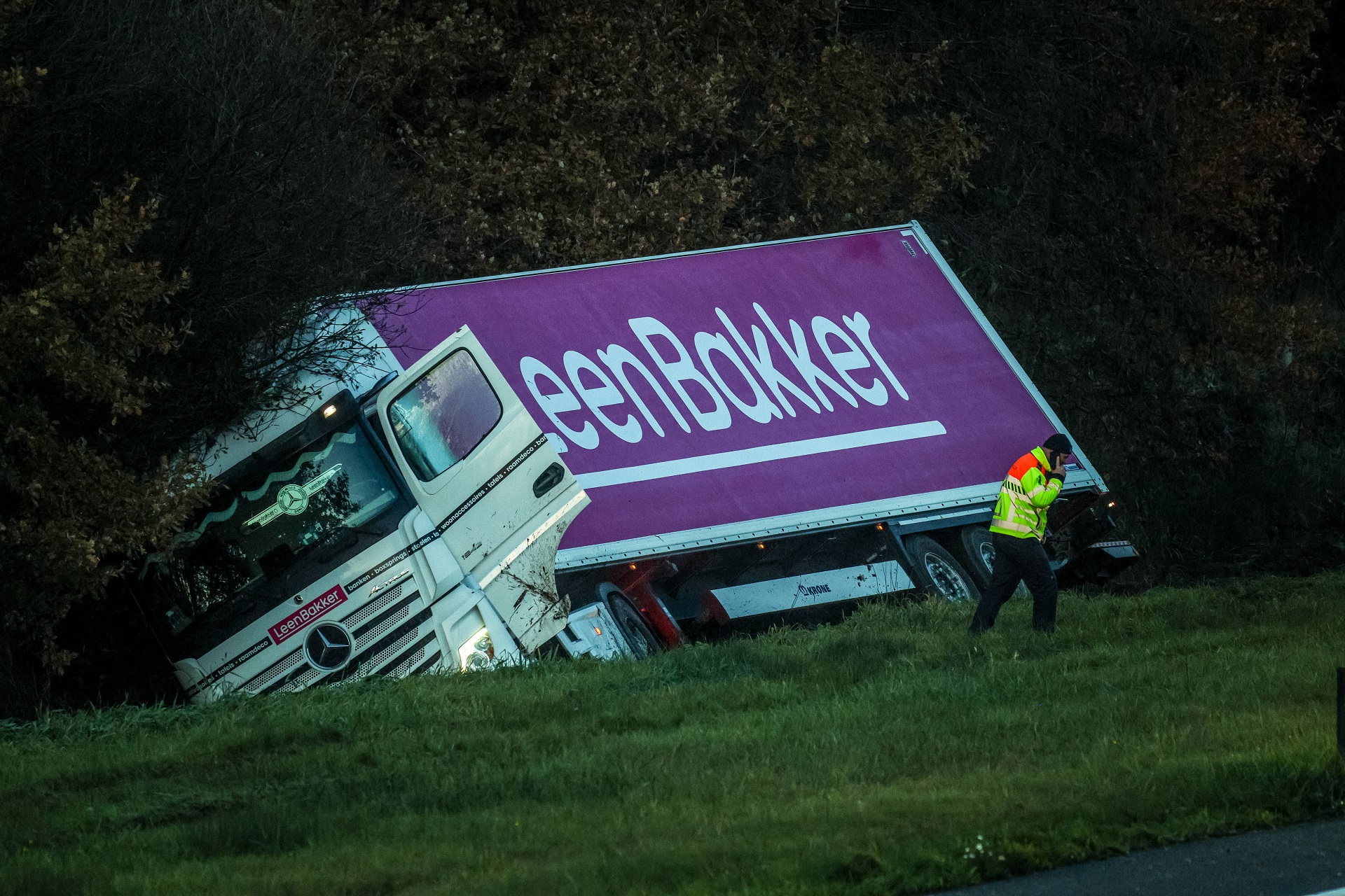 Vrachtwagen belandt in sloot langs A7; forse file richting Heerenveen