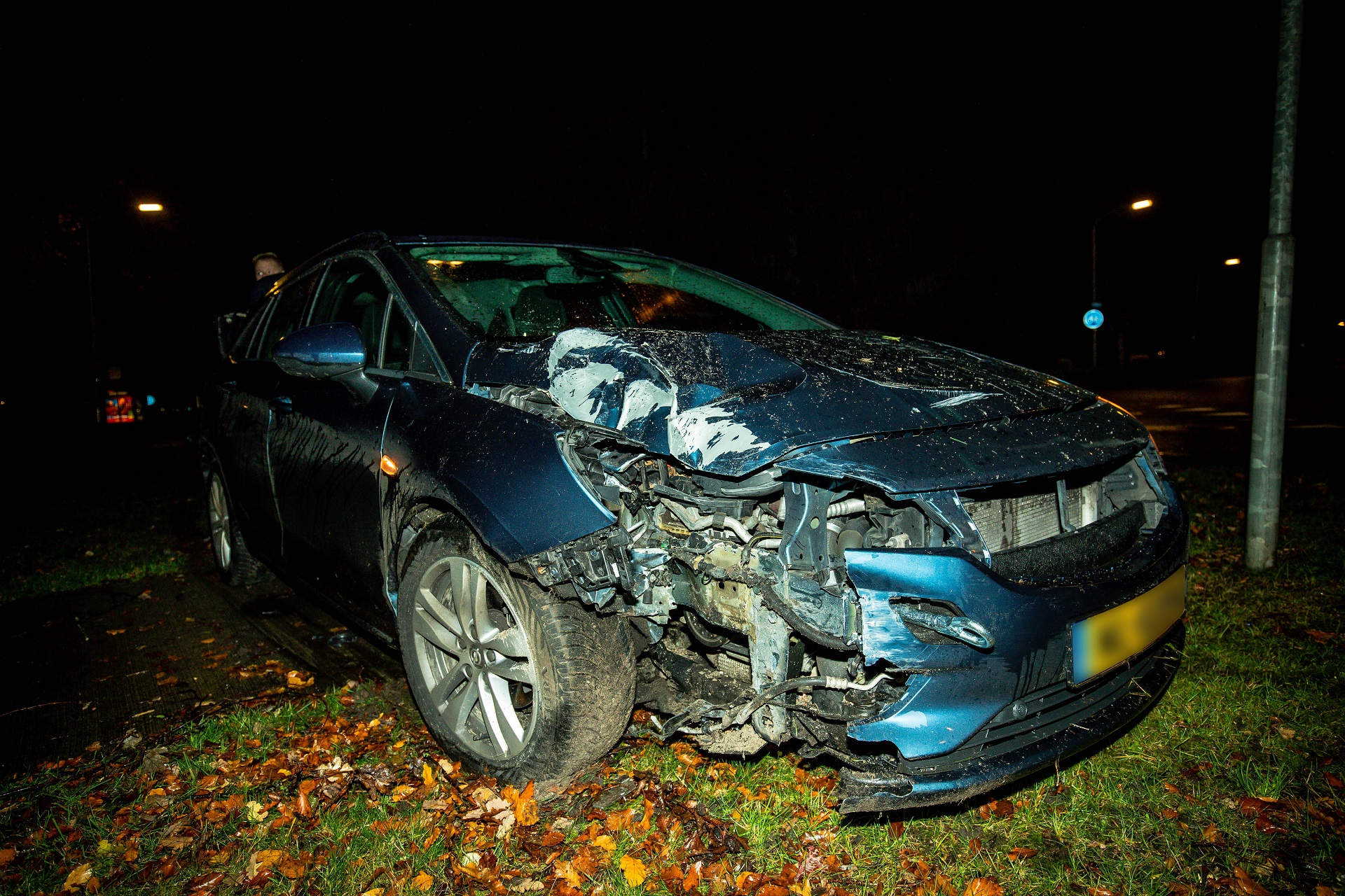 Auto botst tegen lantaarnpaal en raakt flink beschadigd
