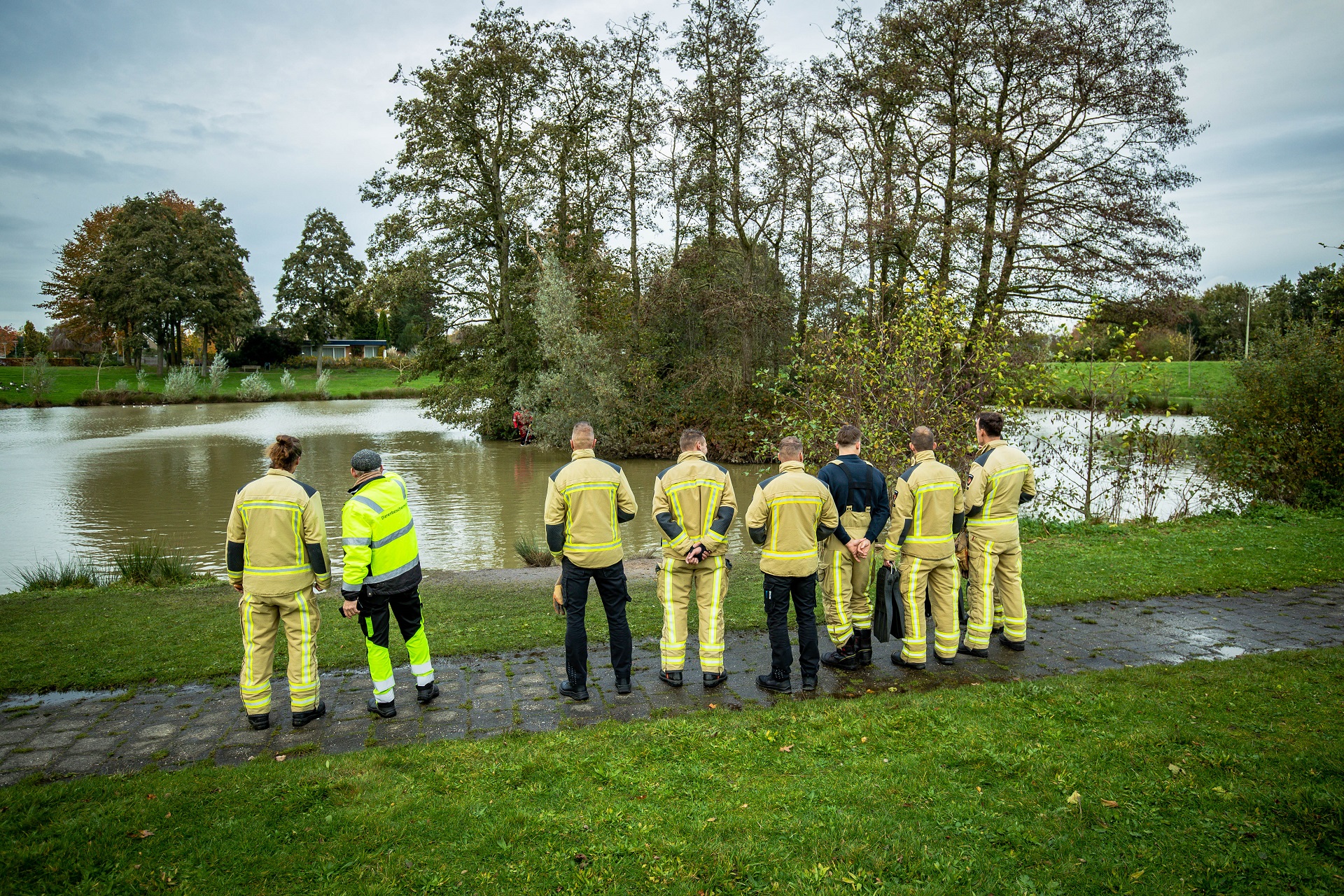 Vogel zit vast in visdraad, brandweer schiet te hulp