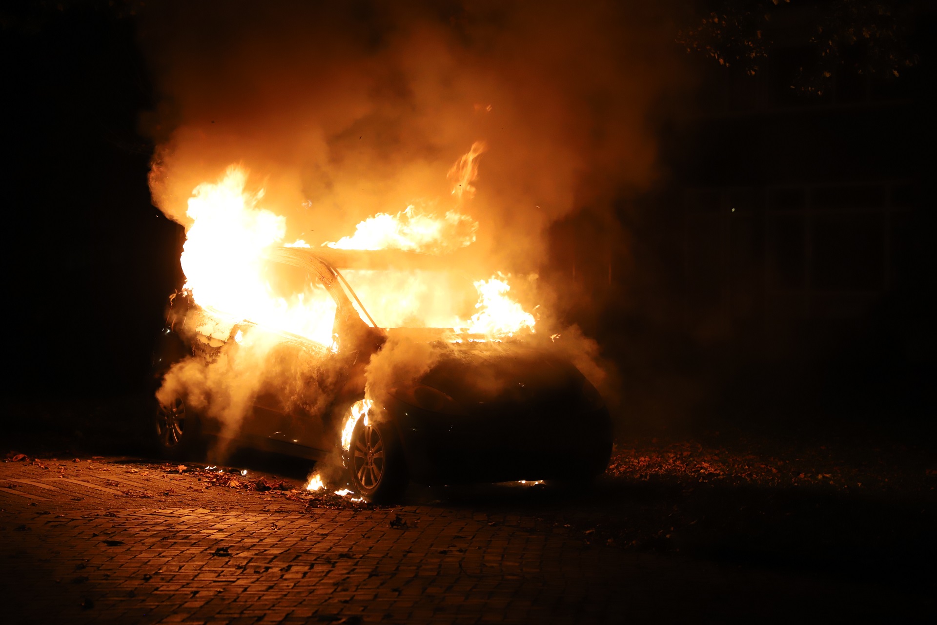Geparkeerde auto door brand verwoest, politie onderzoekt brandstichting