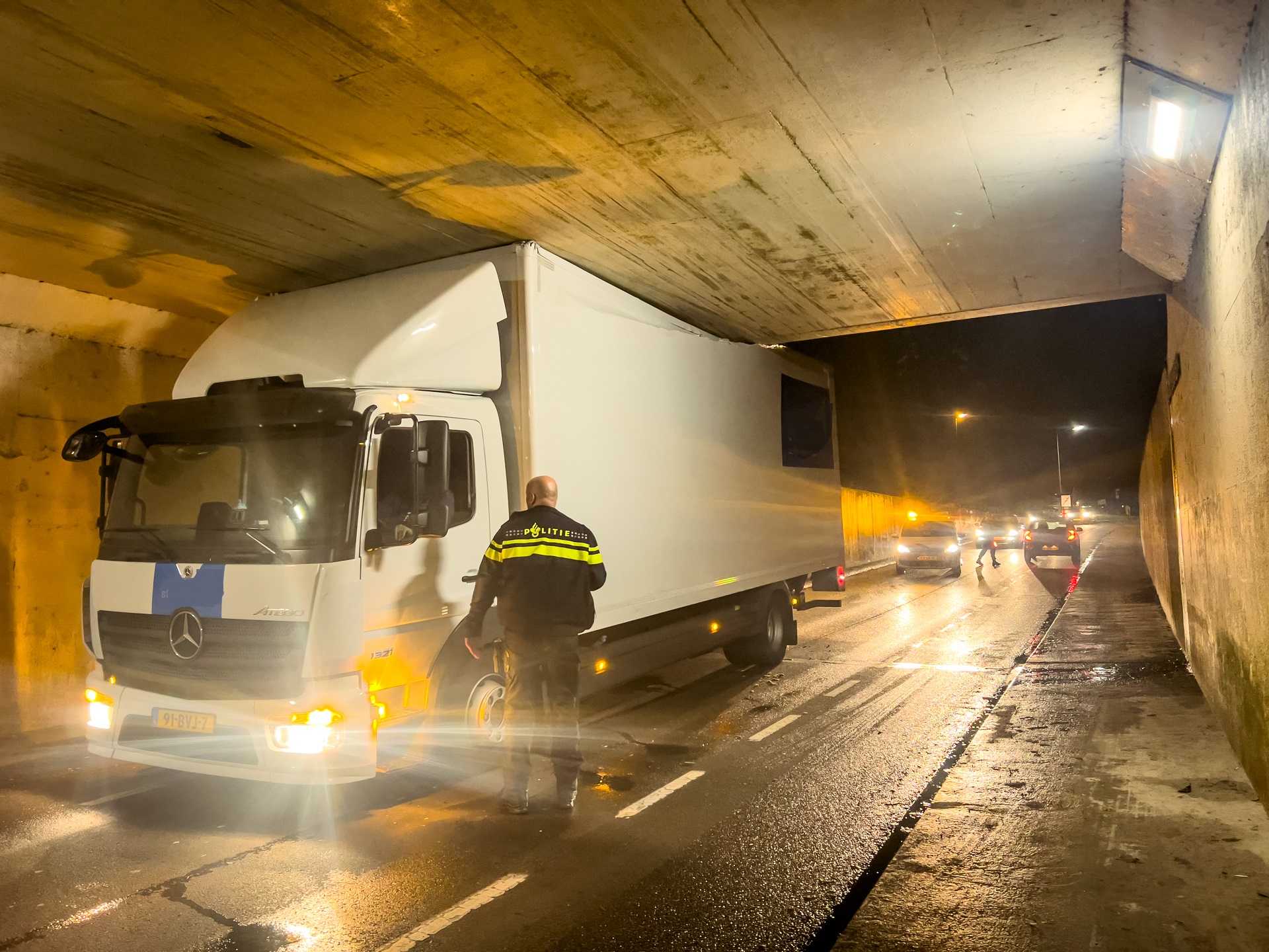 Vrachtwagen rijdt zich muurvast onder viaduct