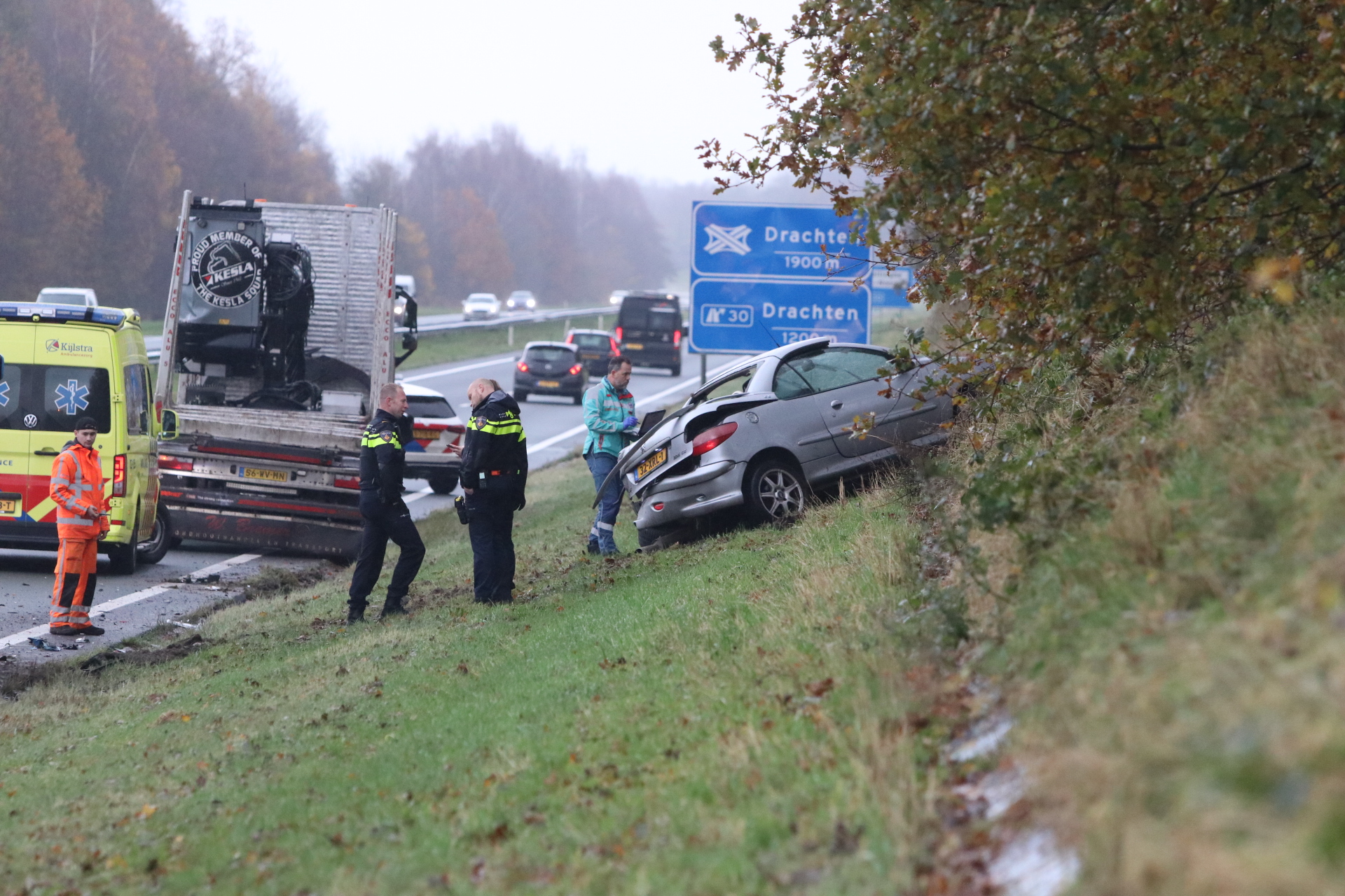 Veel schade nadat auto en vrachtwagen botsten op snelweg