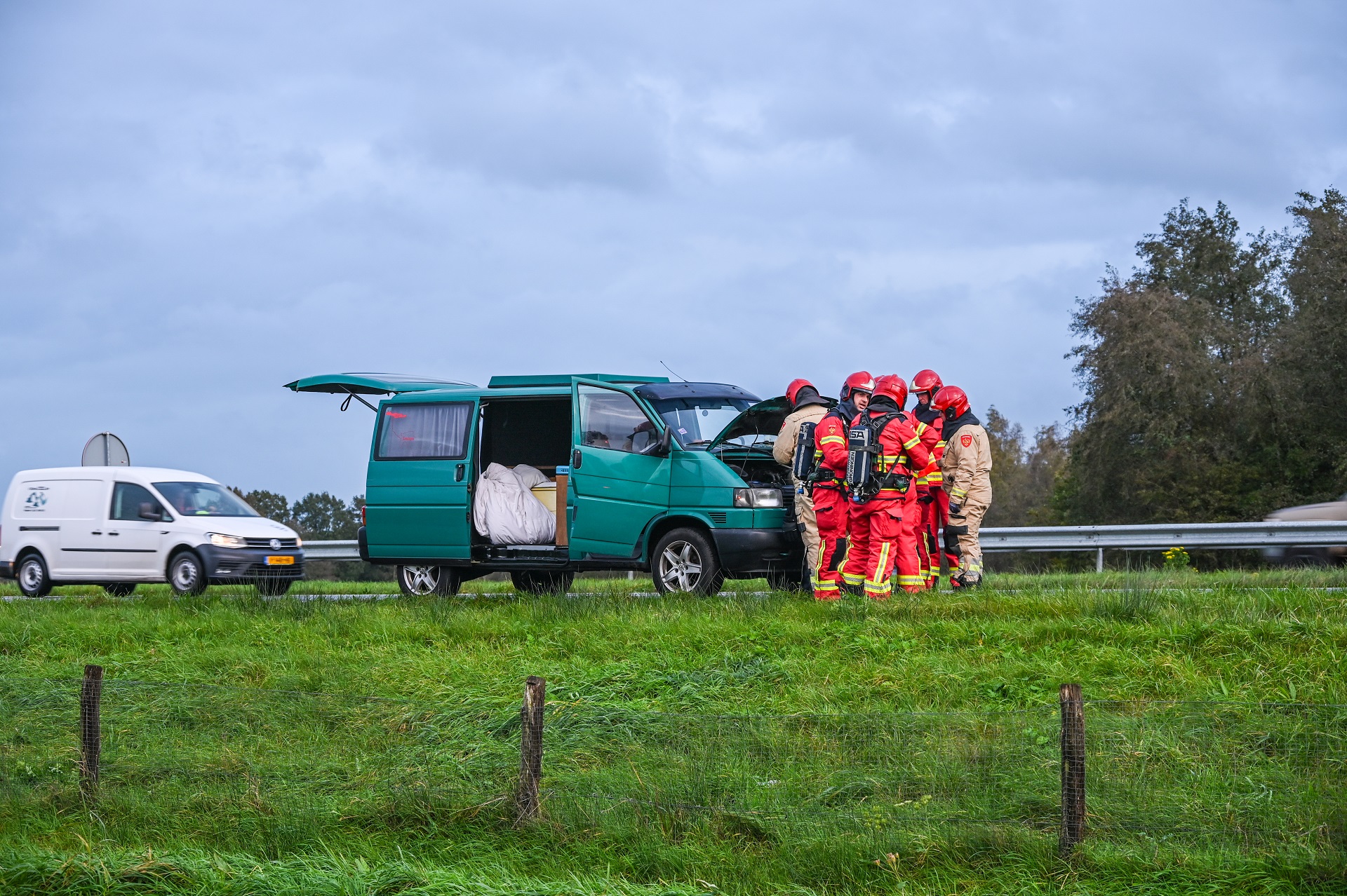 Camperbrand op de A7 bij Marum