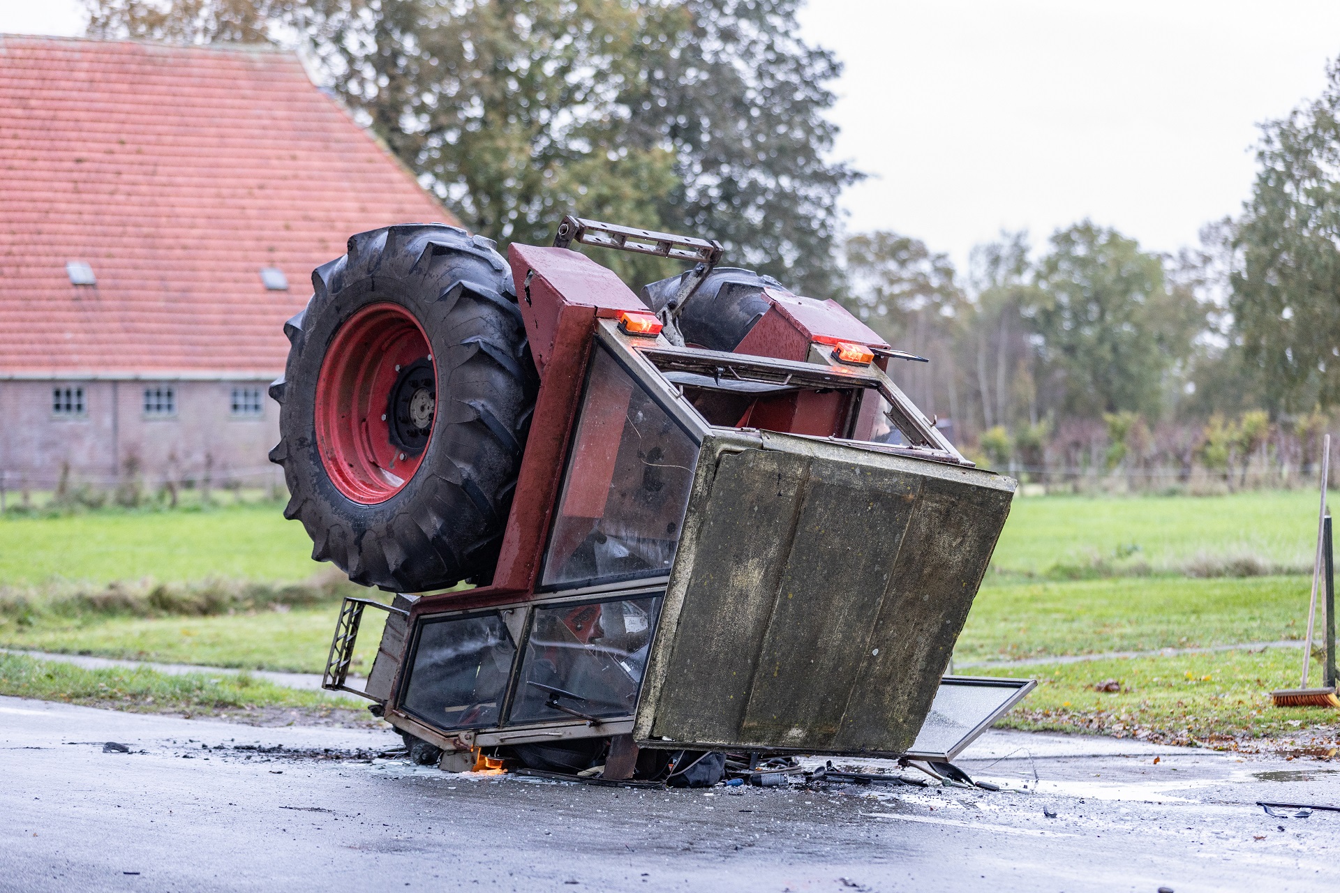 Tractor breekt doormidden na botsing met auto