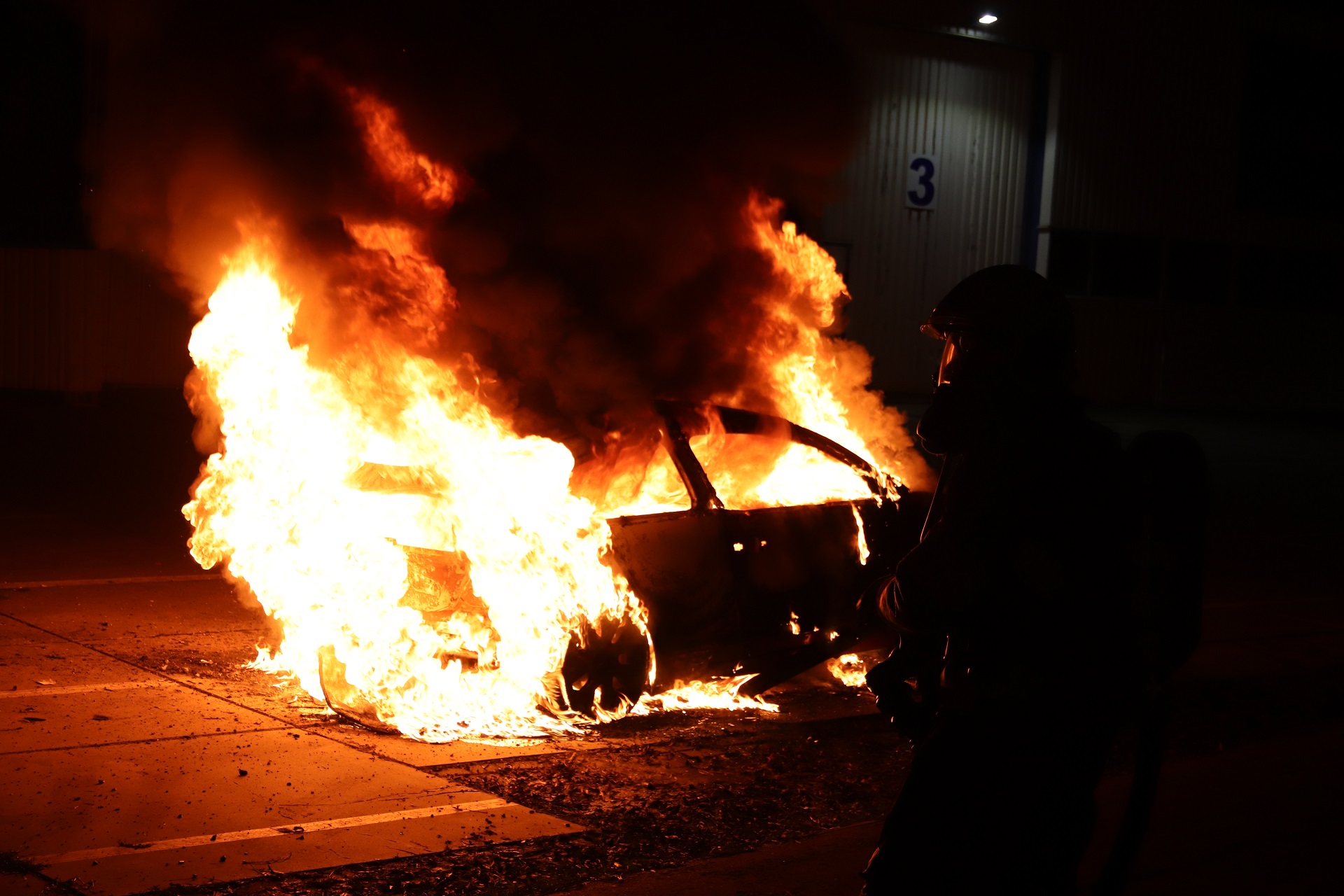 Auto vliegt in brand tijdens het rijden