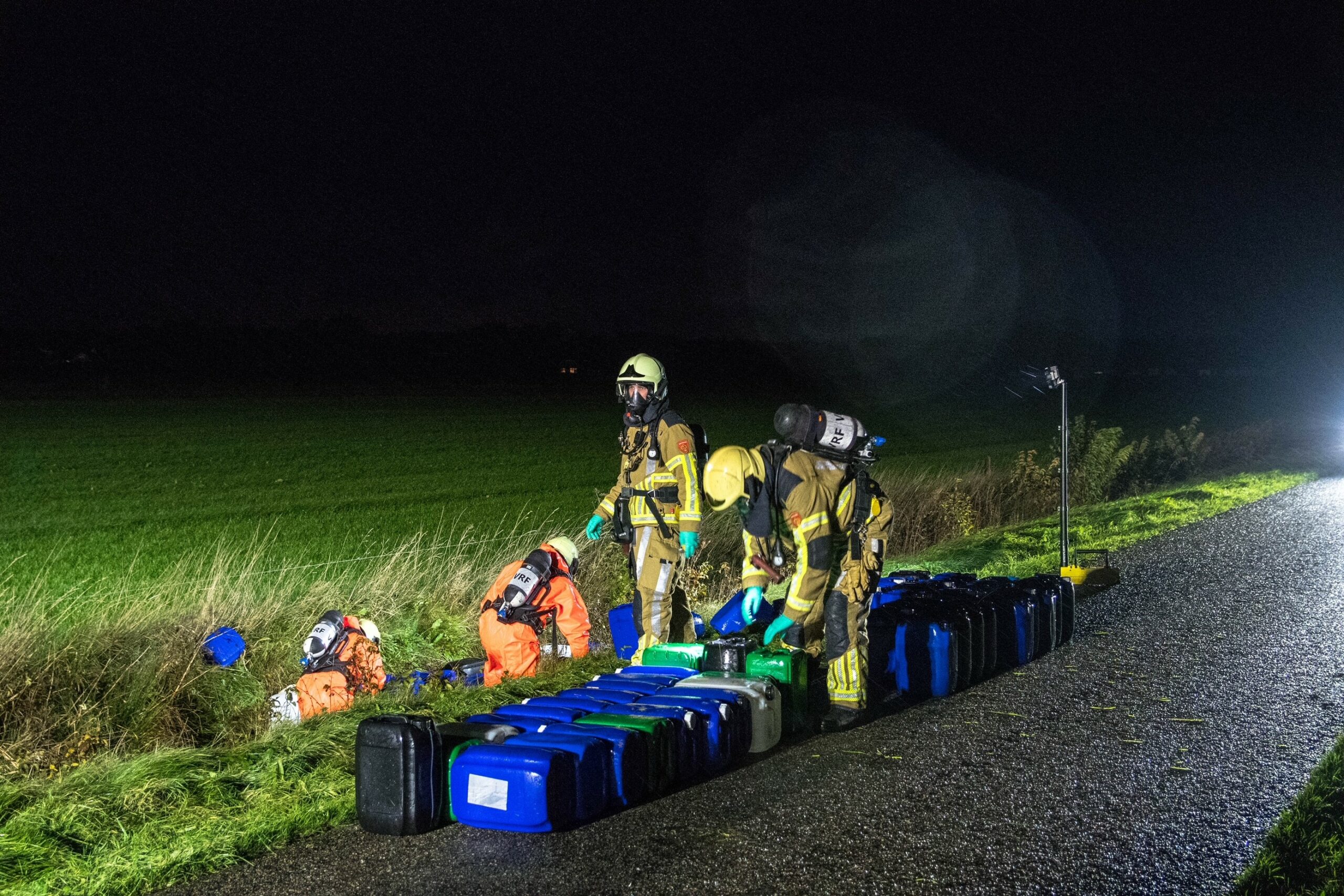 Tientallen vaten in sloot gedumpt