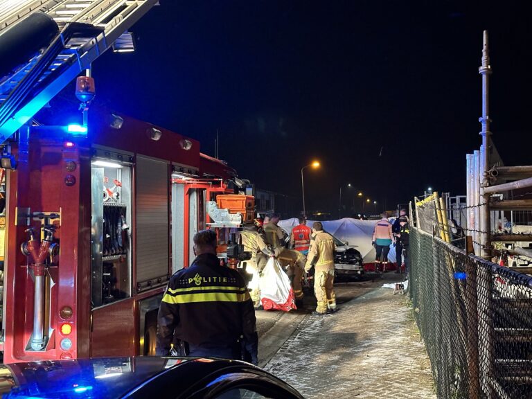 39-jarige man overleden nadat hij met auto tegen aanhanger van vrachtwagen botst