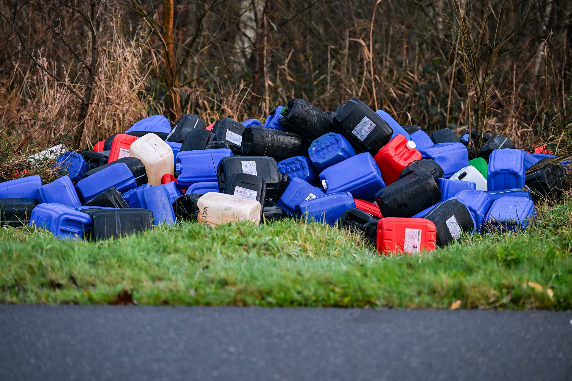 Tientallen vaten gedumpt langs de weg