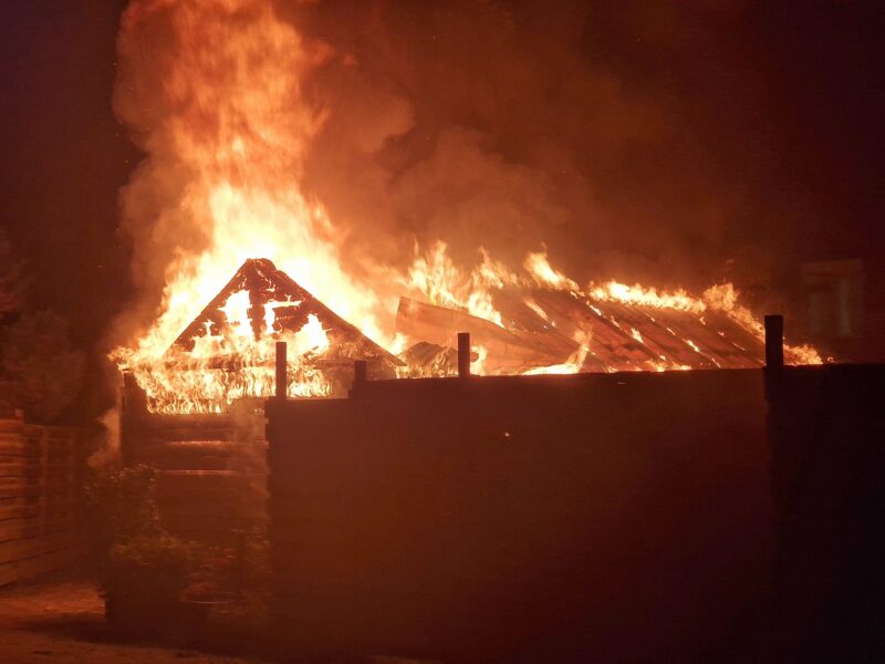 Schuur gaat verloren bij uitslaande brand