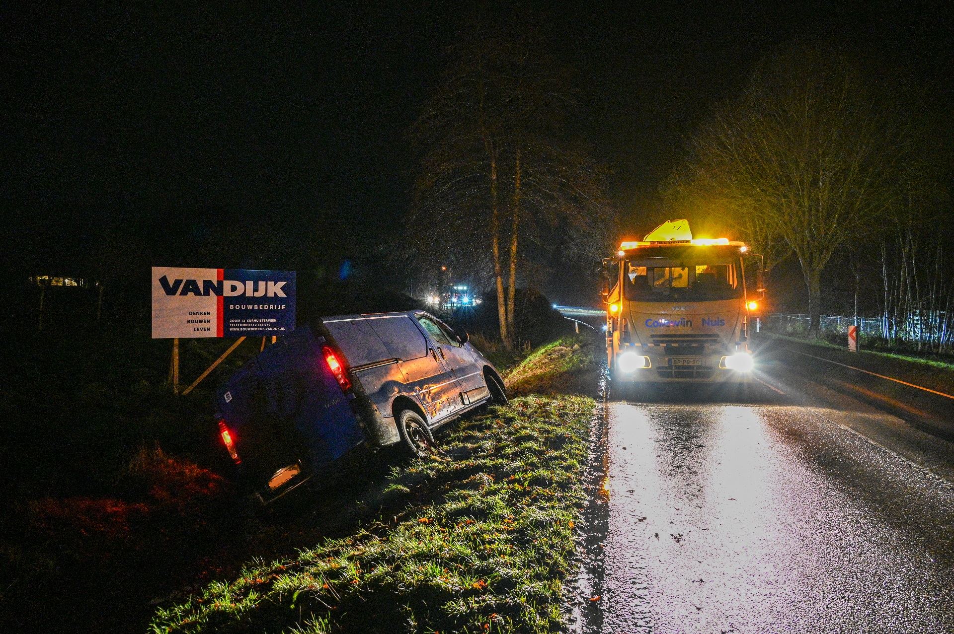 Bestelbus belandt in sloot, bestuurder ongedeerd