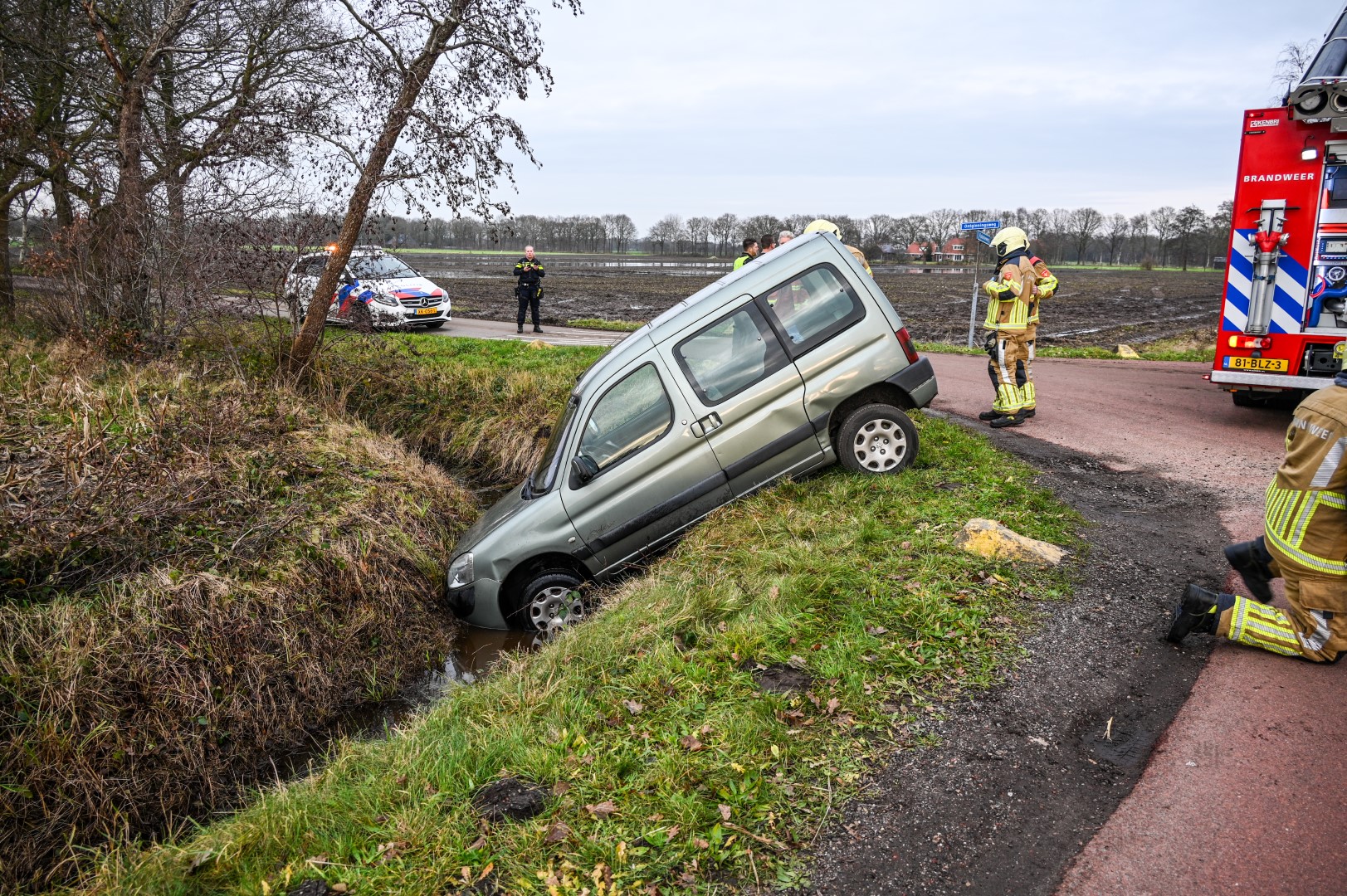 Brandweer bevrijdt oudere man uit te water geraakt voertuig