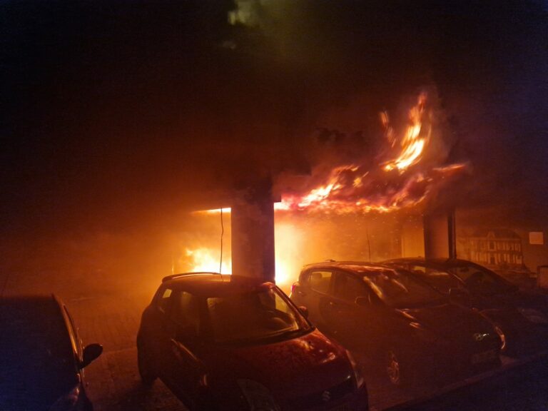 Brand in centrum is aangestoken, politie zoekt jonge man en een jonge vrouw