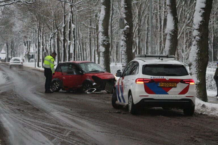 45 kilometerauto botst tegen boom in Zuidvelde