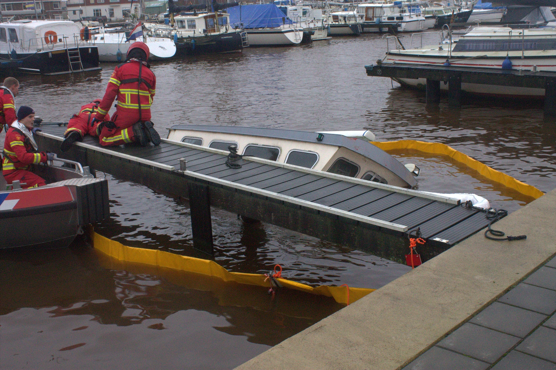 Brandweer uitgerukt voor zinkende boot