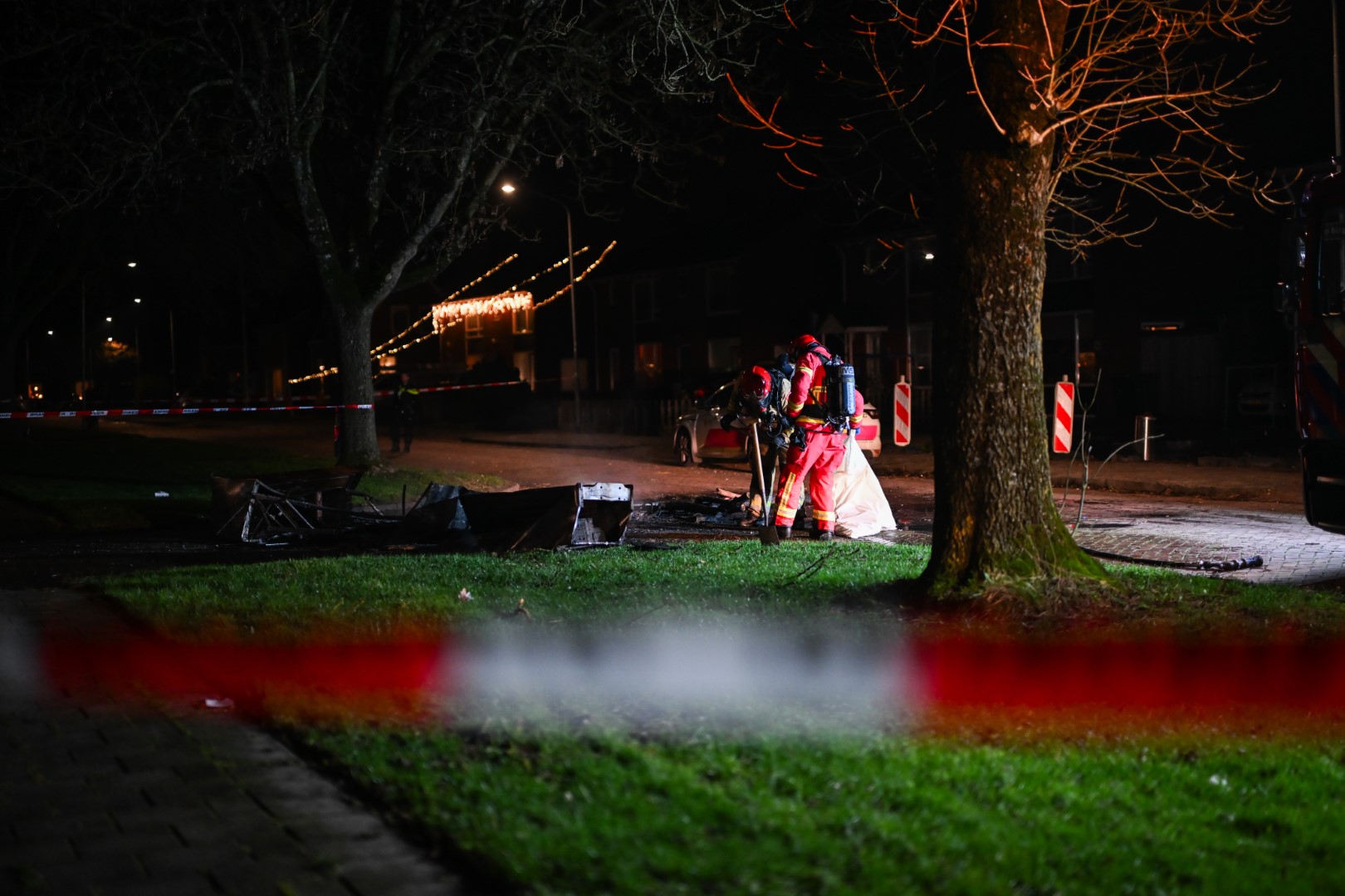 Asbest gedumpt en in brand gestoken op straat