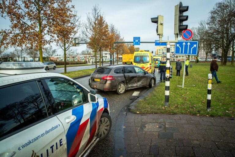Veel schade na ongeval tussen twee auto’s