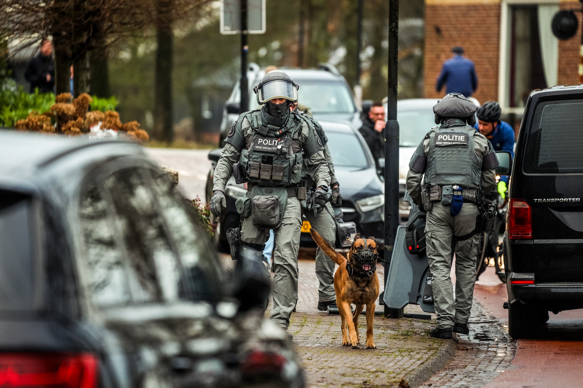 Arrestatieteam haalt persoon uit woning na dreigende situatie