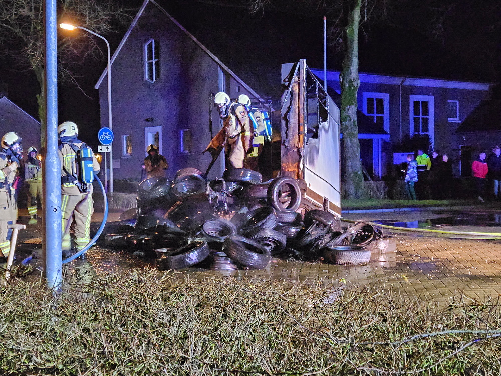 Aanhanger met banden in brand stoken
