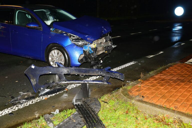 Weg afgesloten na ongeval tussen twee auto’s