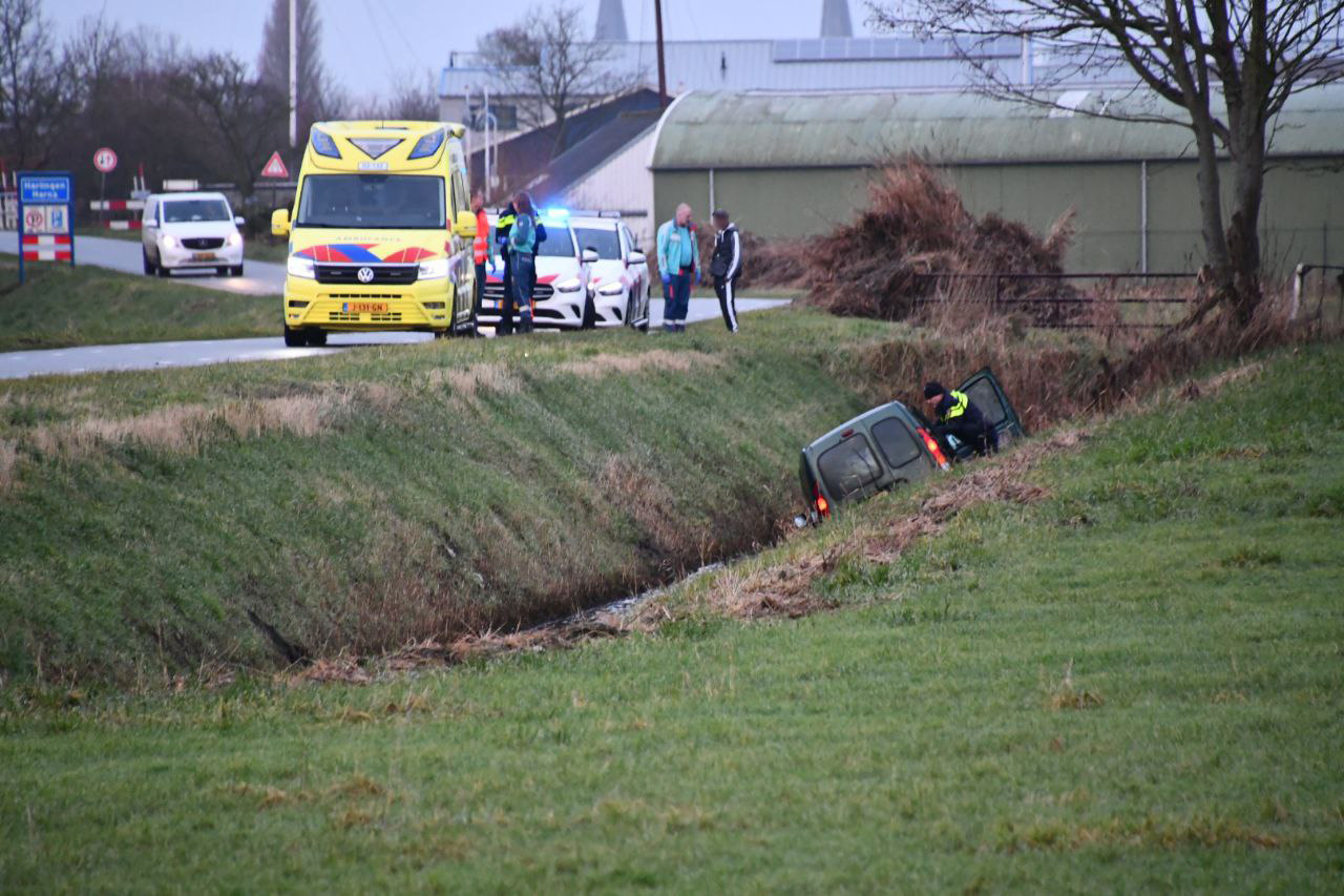 Auto belandt in sloot, bestuurder lichtgewond