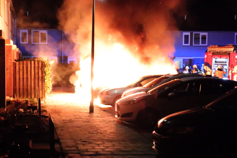 Meerdere auto’s uitgebrand, mogelijk brandstichting