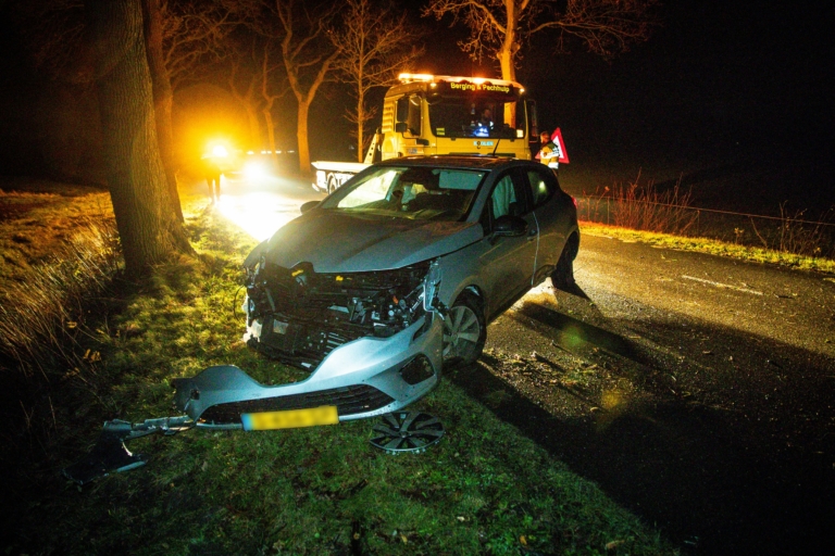 Auto belandt tegen boom, bestuurder spoorloos