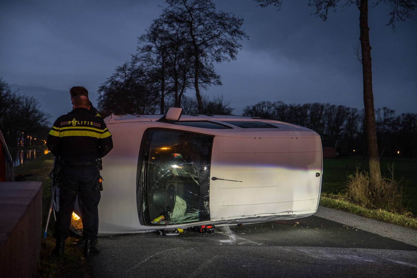 Bestelbus komt op zijkant na eenzijdig ongeval