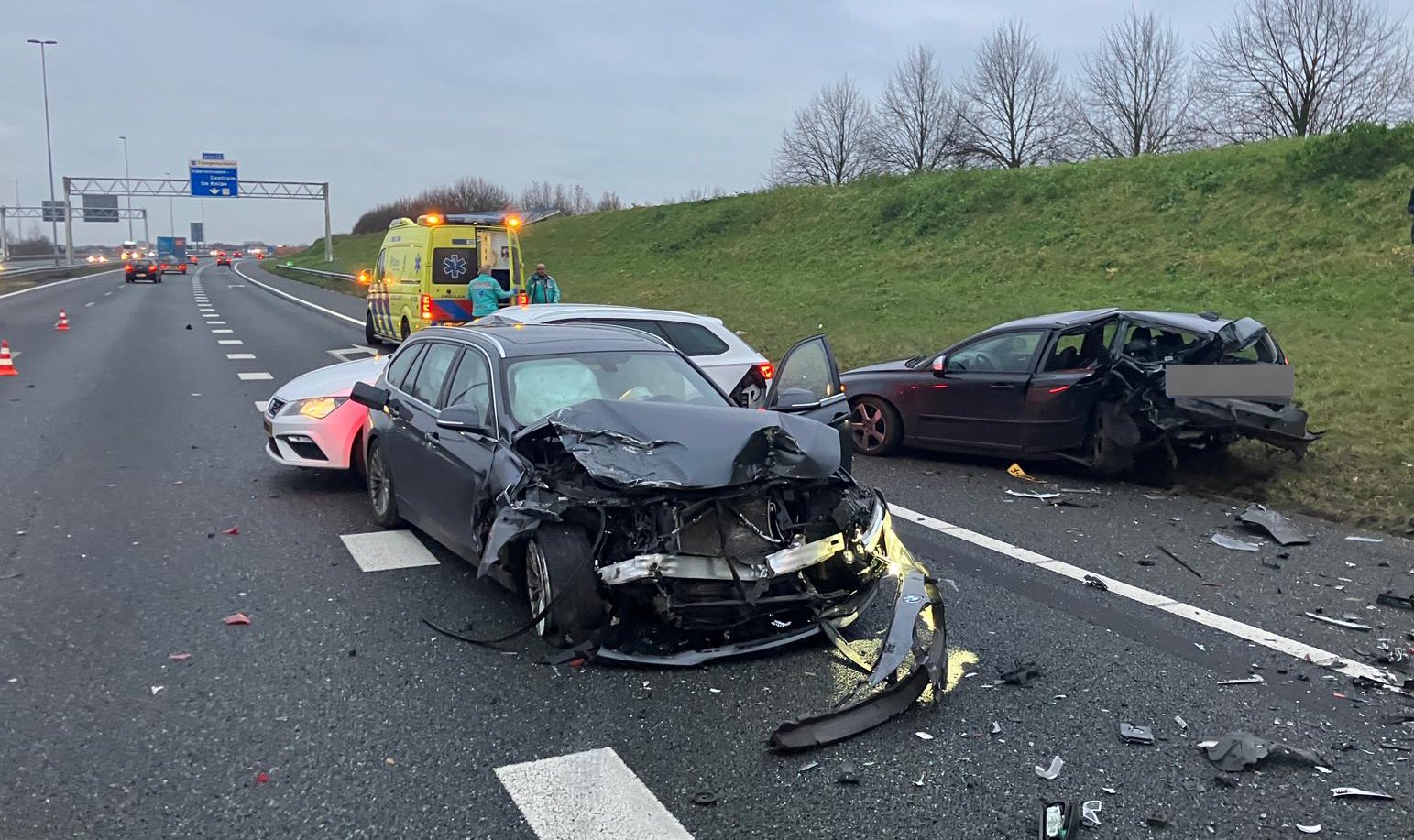 Gewonde en veel schade bij ernstig verkeersongeval met meerdere voertuigen