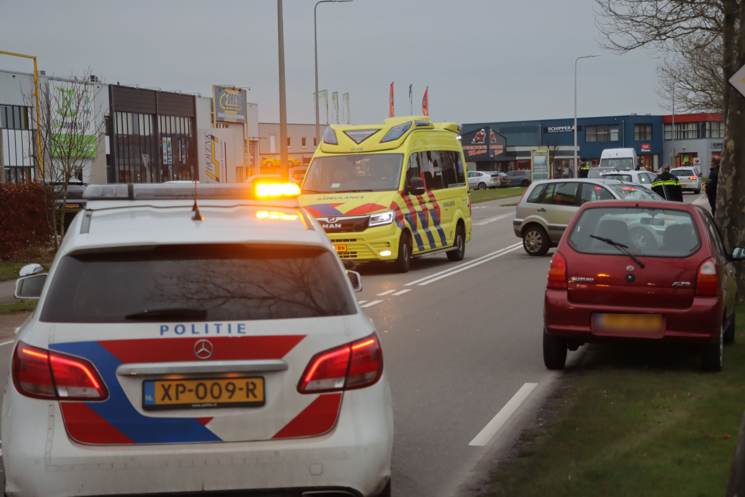 Bestuurder raakt gewond bij botsing tegen boom