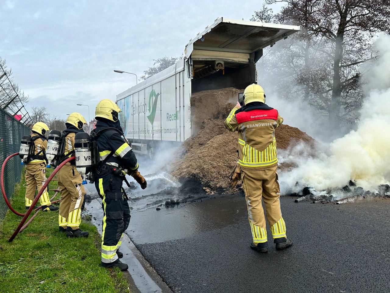 Trailer met pulp in brand in Sumar