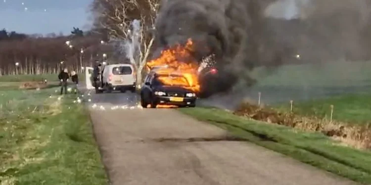 Gerbens auto vol met vuurwerk vliegt in brand na roken shag