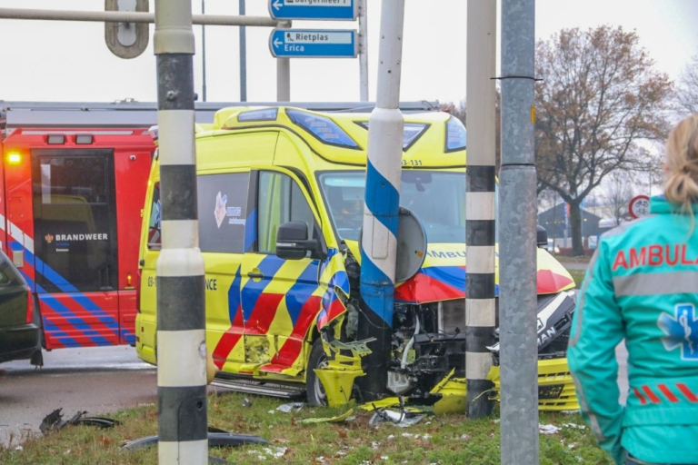Auto en ambulance botsen tegen elkaar op kruispunt