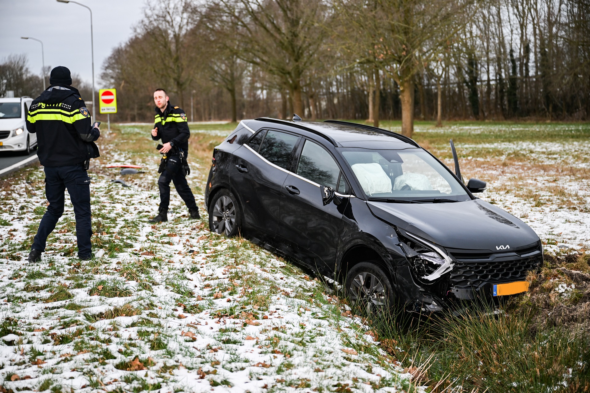 Auto ramt verkeersbord en belandt in sloot