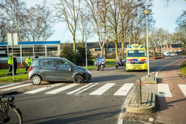 Auto ramt wegversmalling en vliegt over de kop, bestuurder gewond