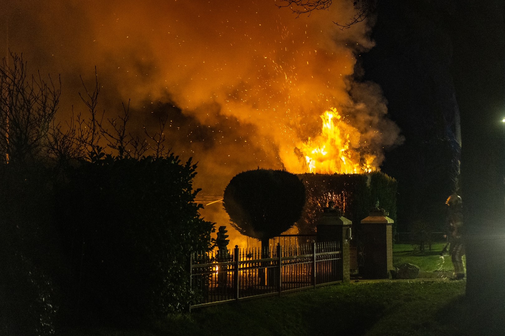 Overkapping met houtopslag beschadigd door felle brand in Zandhuizen