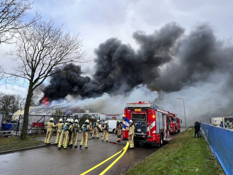Grote uitslaande brand bij autosloperij