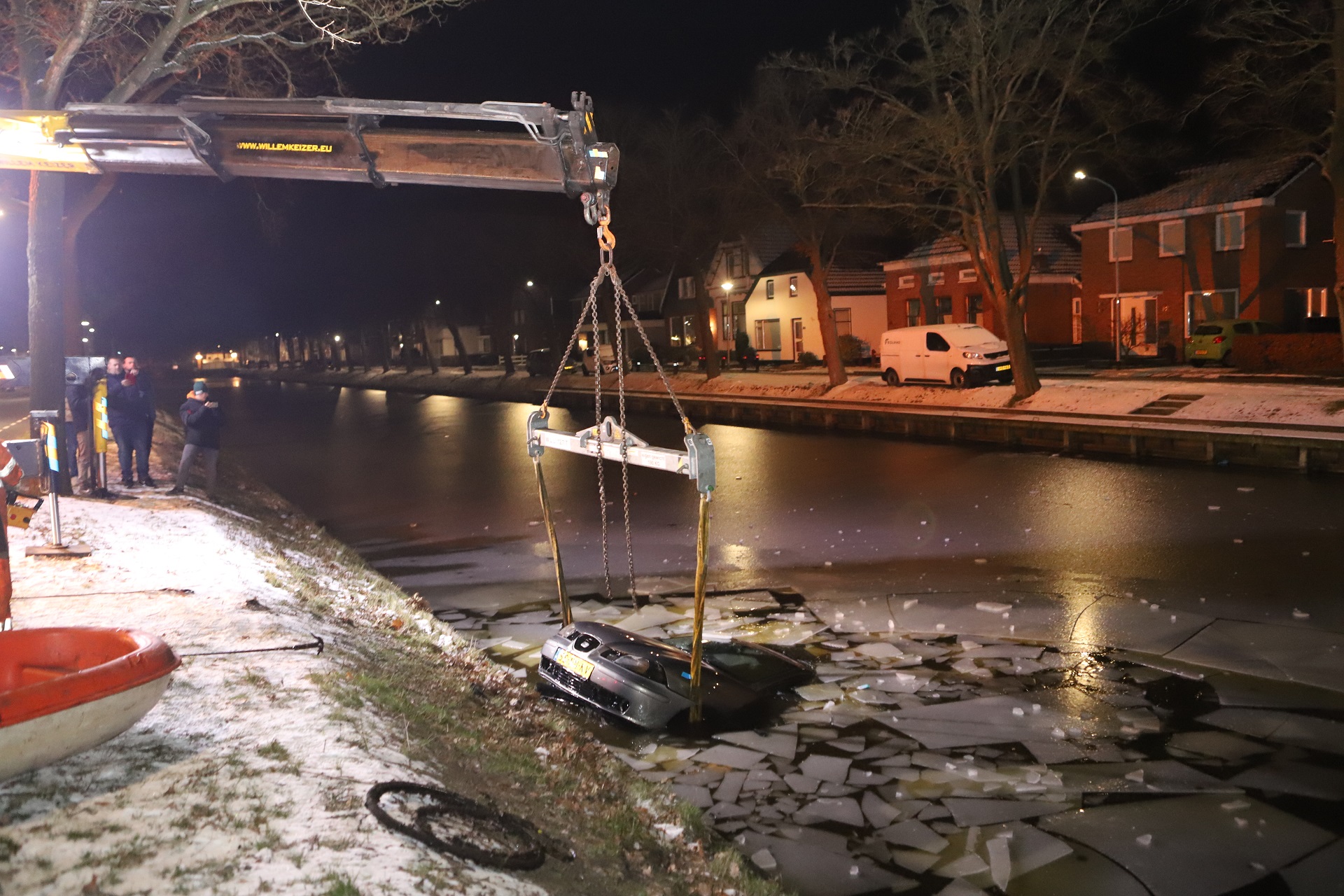 Auto te water, bestuurder redt zichzelf