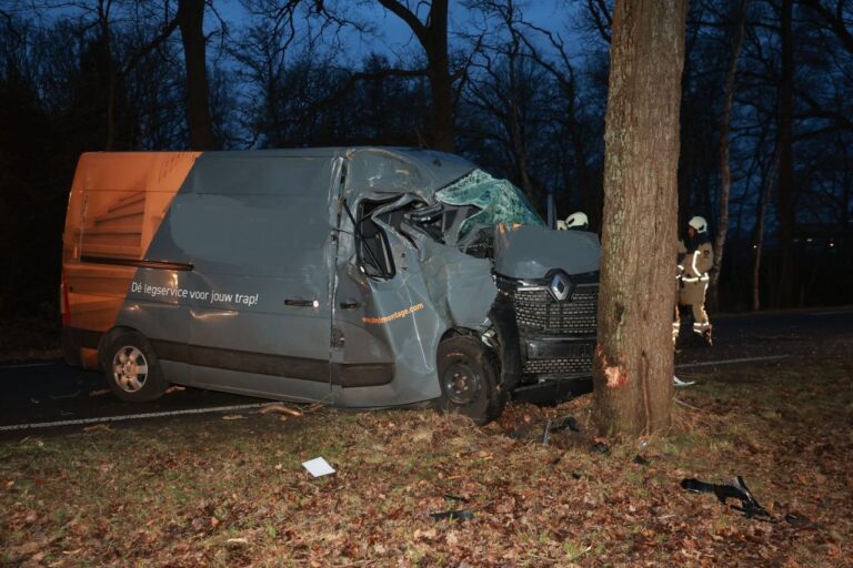 Automobiliste (26) zwaargewond na botsing tegen boom