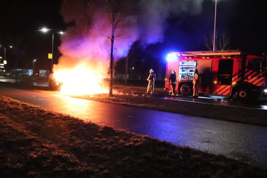 Rijdende auto vliegt in brand