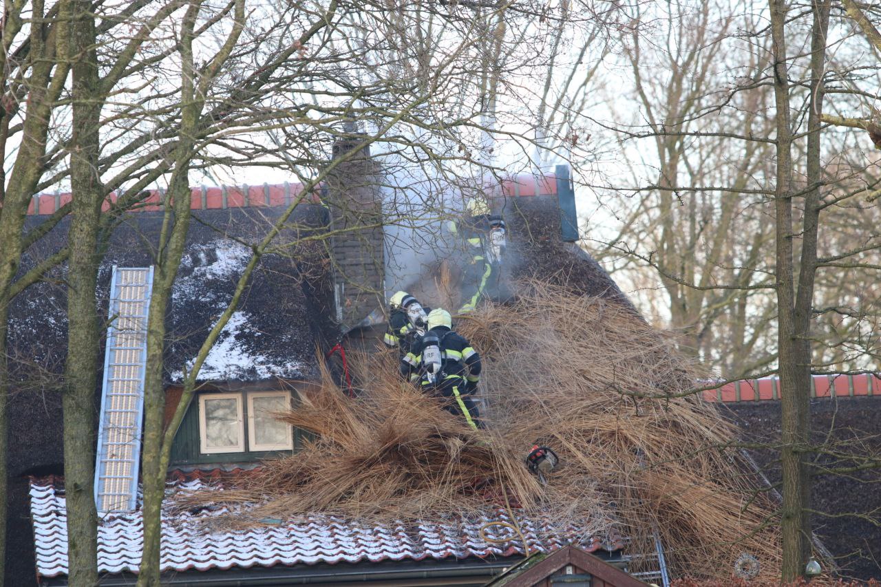 Brandweer druk met brand in rieten dak