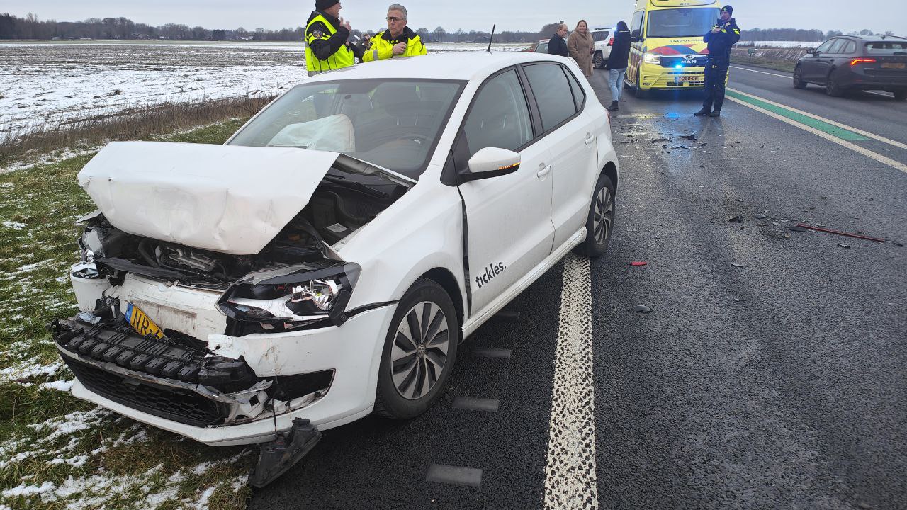 Twee auto’s en aanhanger getakeld na ongeval